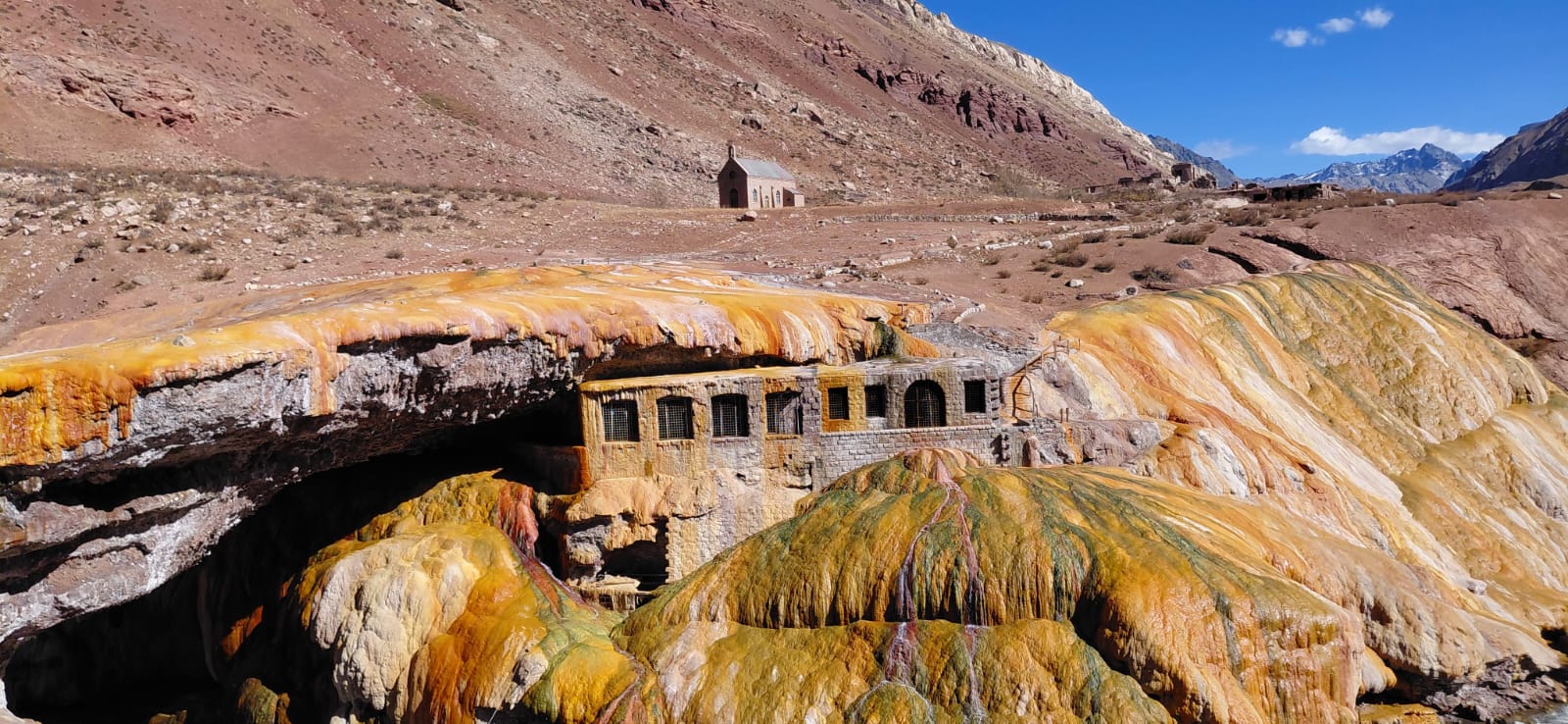 Parada turística en el icónico Puente del Inca en Mendoza