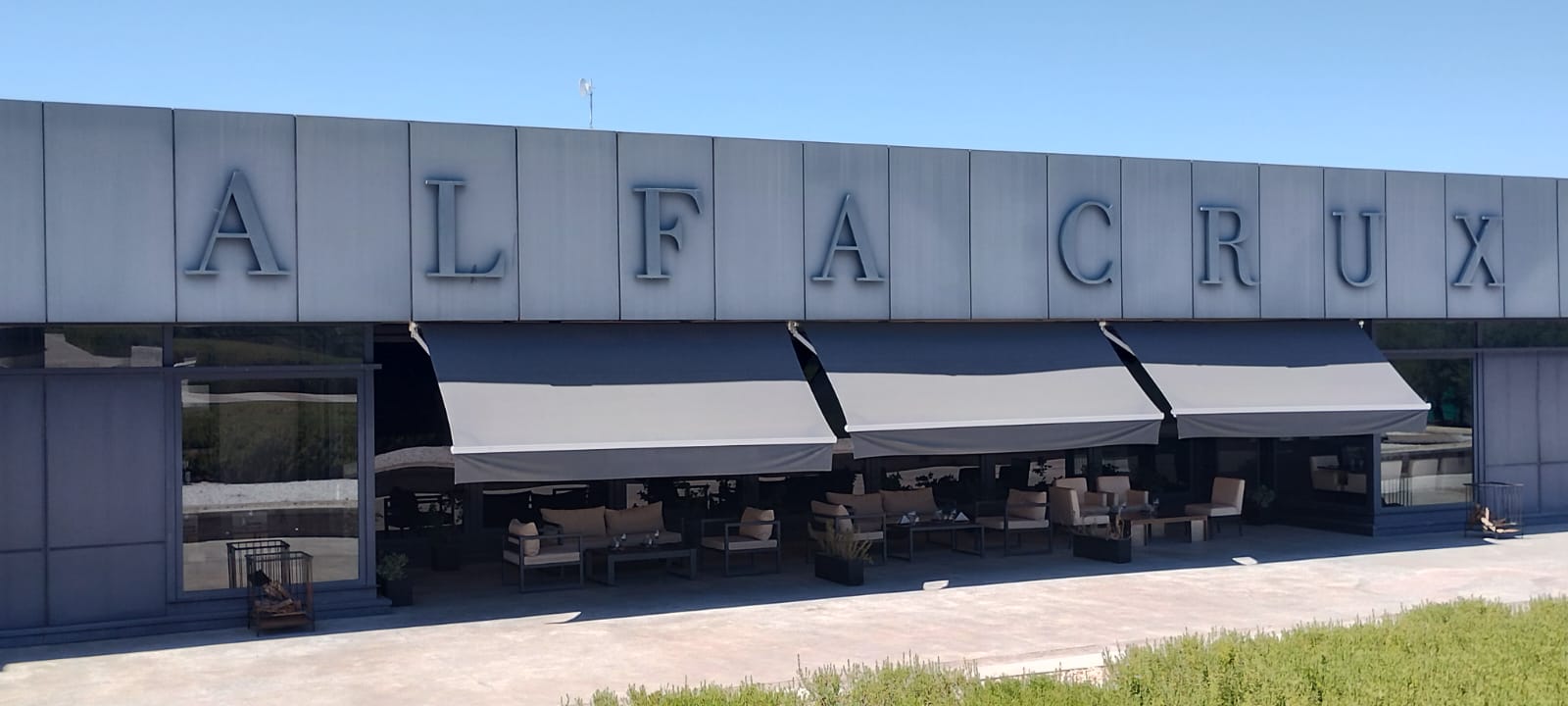 Transporte a la futurista Bodega Alfa Crux al pie de los Andes