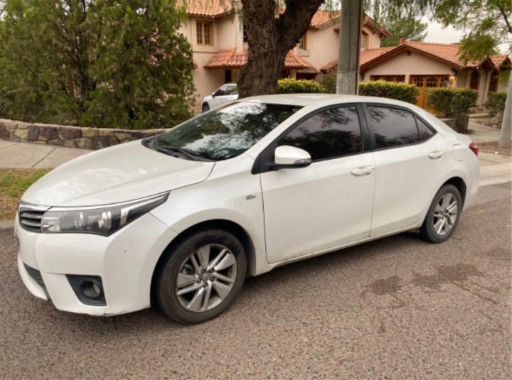 Sedán Toyota Corolla Ejecutivo para traslados privados en ciudad